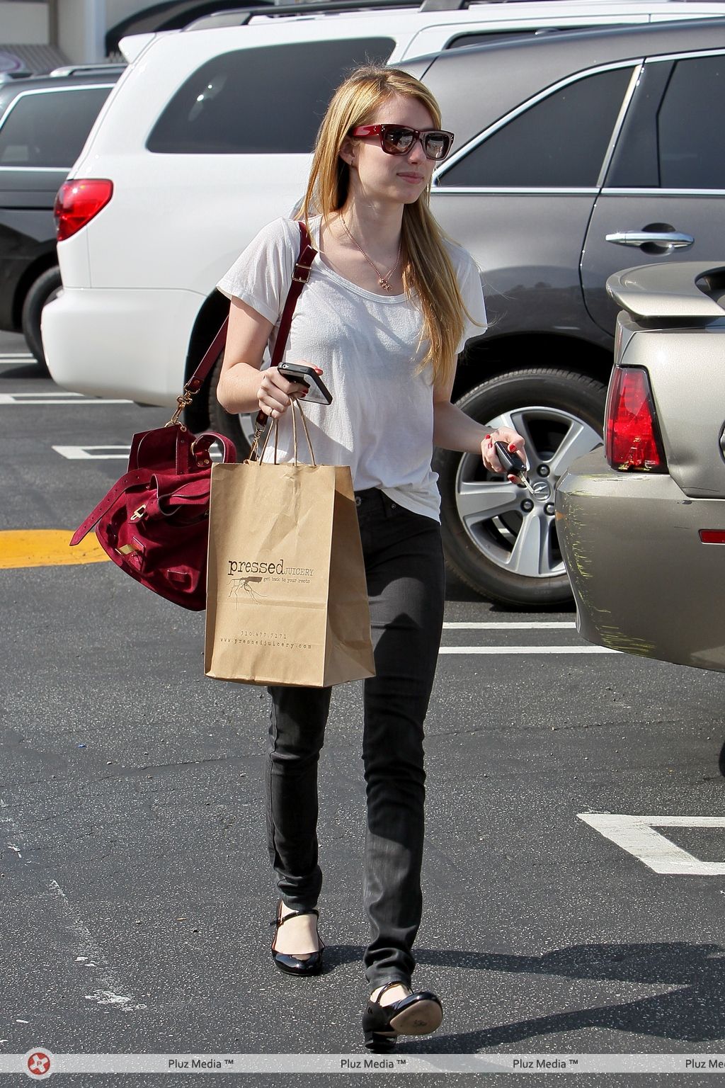 Emma Roberts shops at the Brentwood Country Mart | Picture 107295